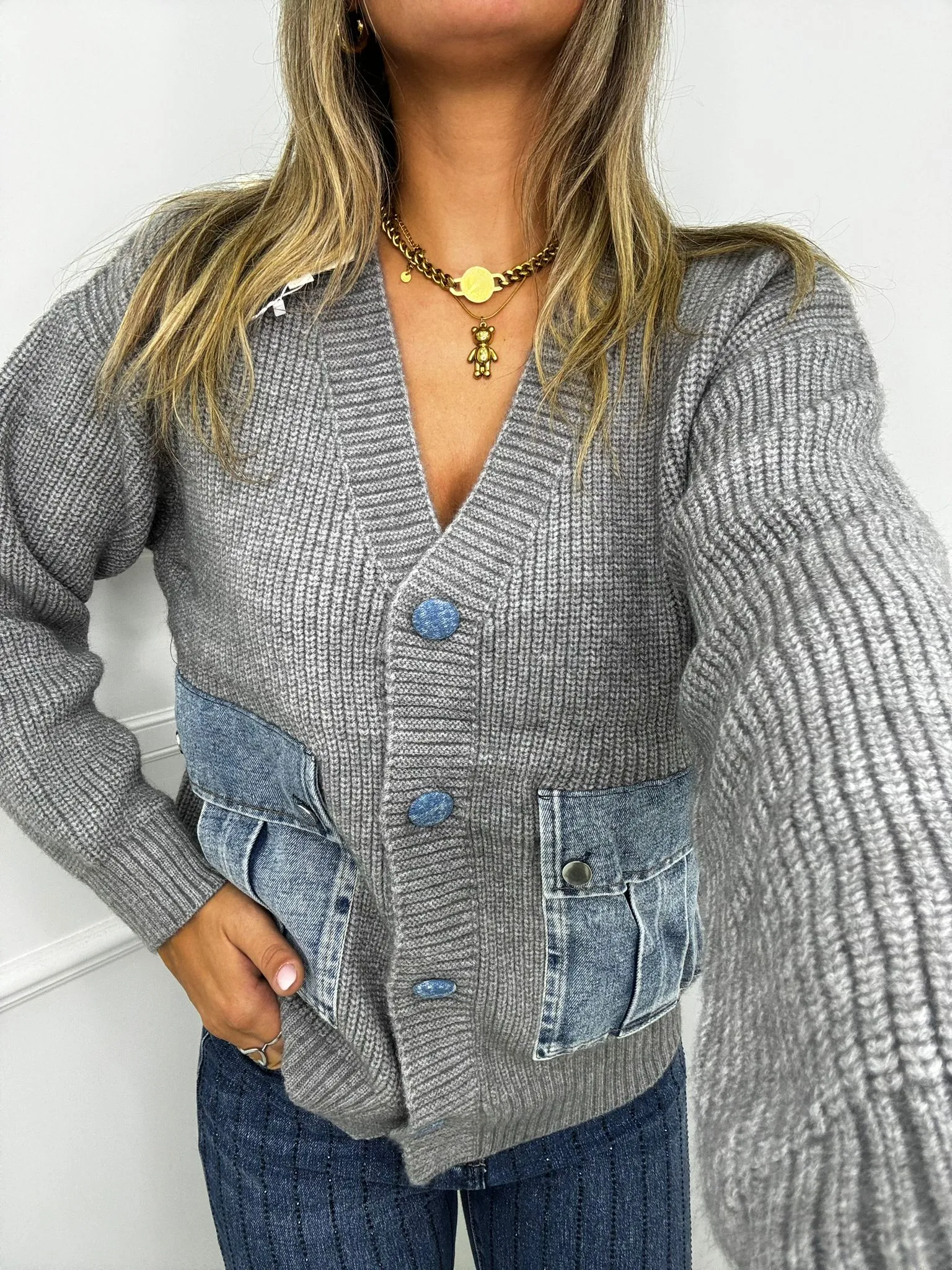 Cardigan over con tasche e bottoni in jeans