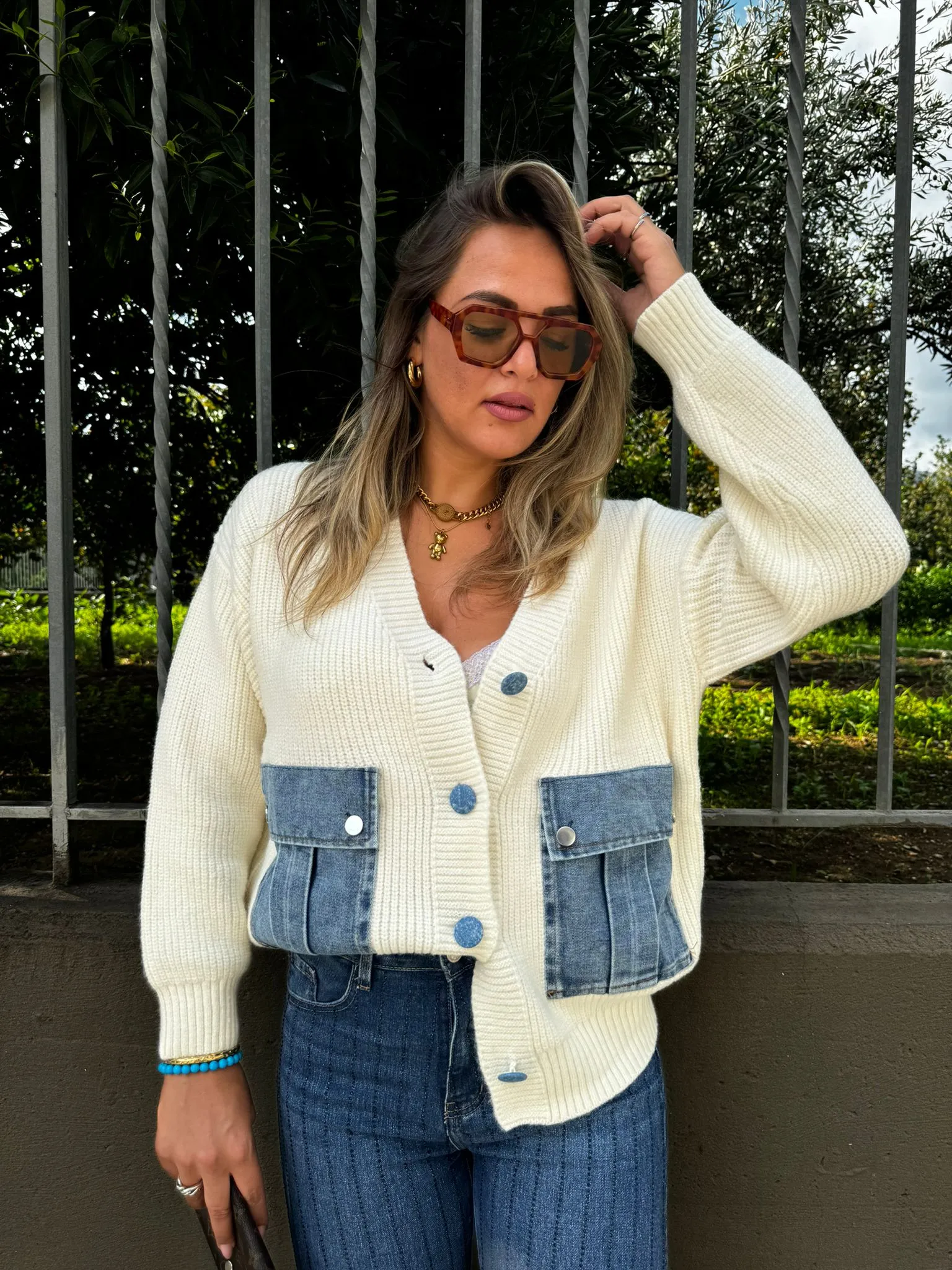 Cardigan over con tasche e bottoni in jeans