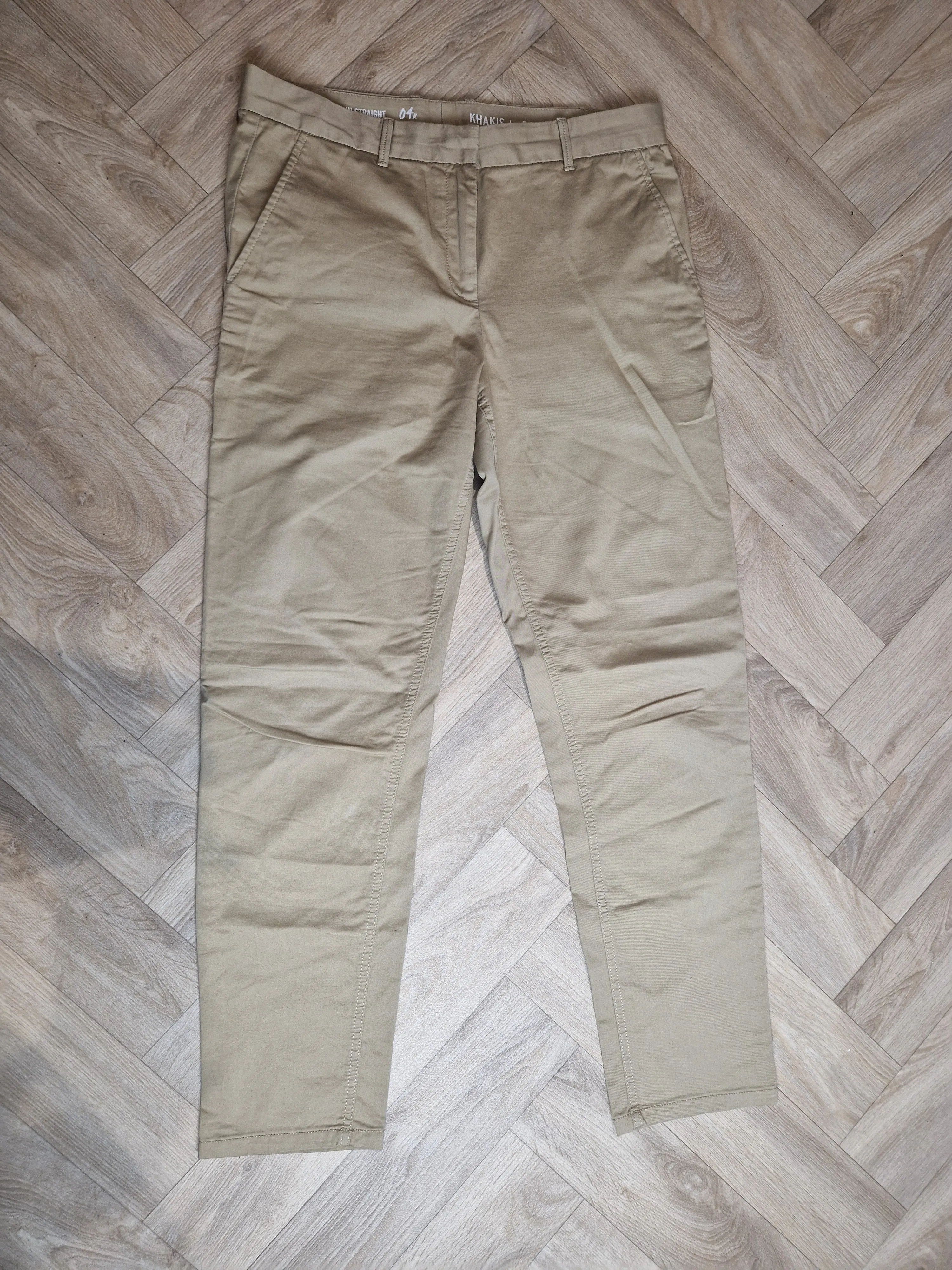 Gap broken in straight Khakis ( chinos) size 8